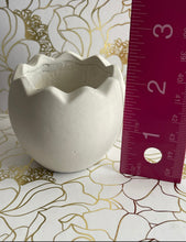 Load image into Gallery viewer, Egg cement pot