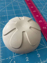 Load image into Gallery viewer, Flower pan mold
