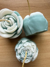 Load image into Gallery viewer, Virgen de Guadalupe bouquet candle
