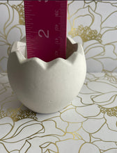 Load image into Gallery viewer, Egg cement pot
