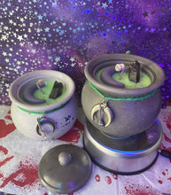 Load image into Gallery viewer, Witch Calderon candle
