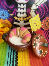 Load image into Gallery viewer, Cuernito soy candle
