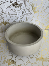 Load image into Gallery viewer, Round Plate Pot
